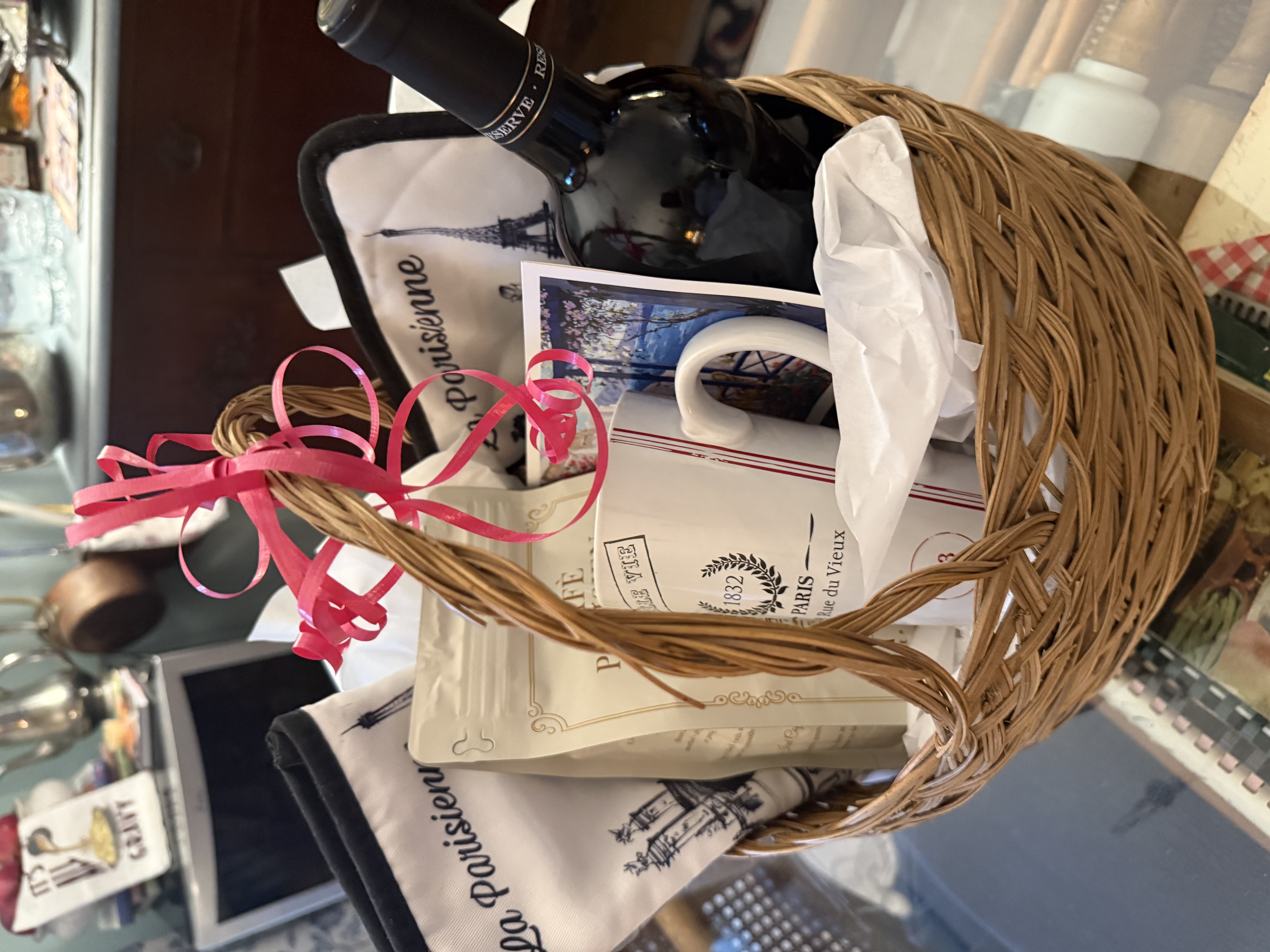 Housewarming gift basket for a friend 
