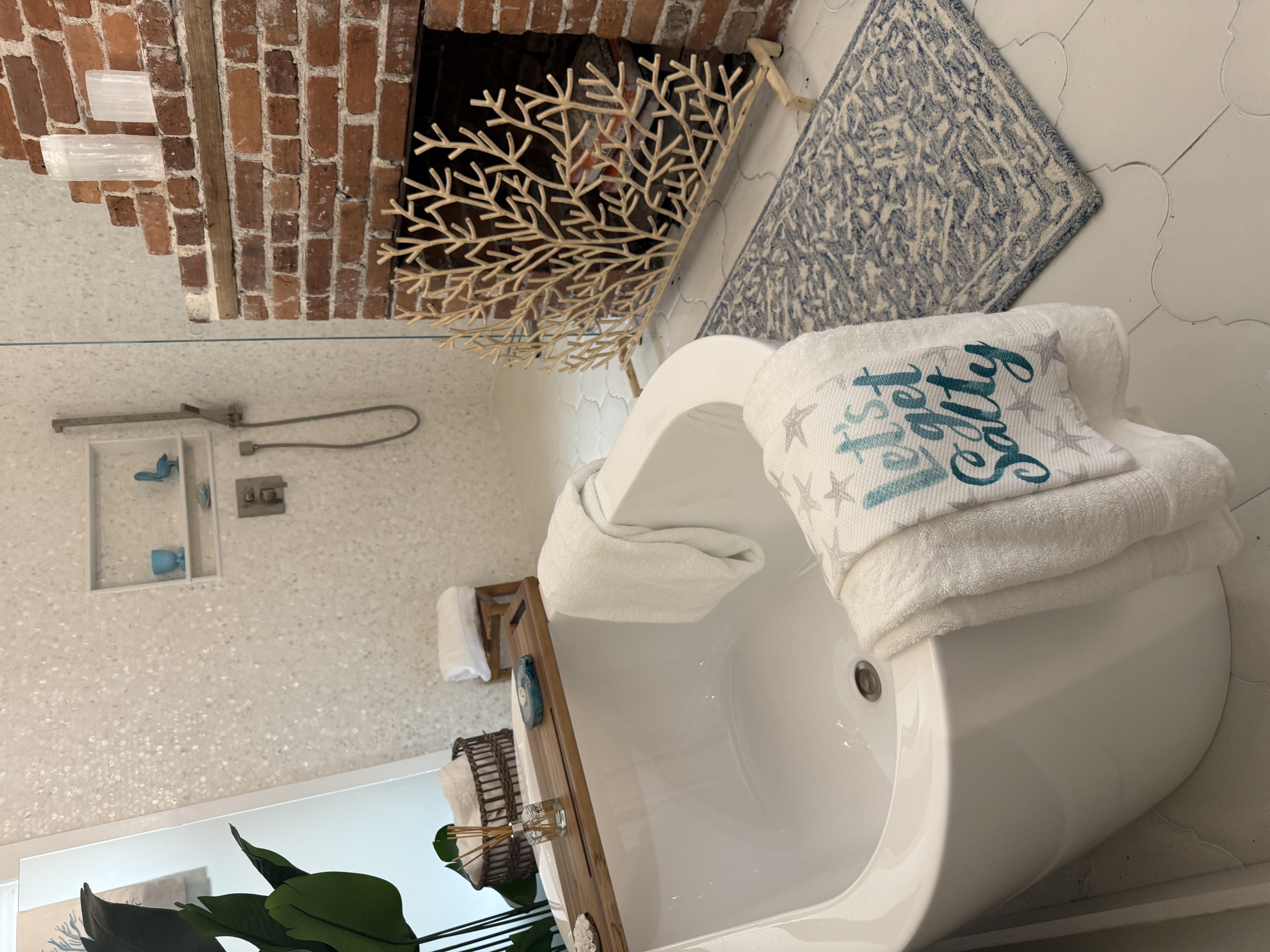A CHIC AIRB&B IN HISTORICAL ST.AUGUSTINE, FLA. — interior photograph 7 by Madeline’s Chic Interiors