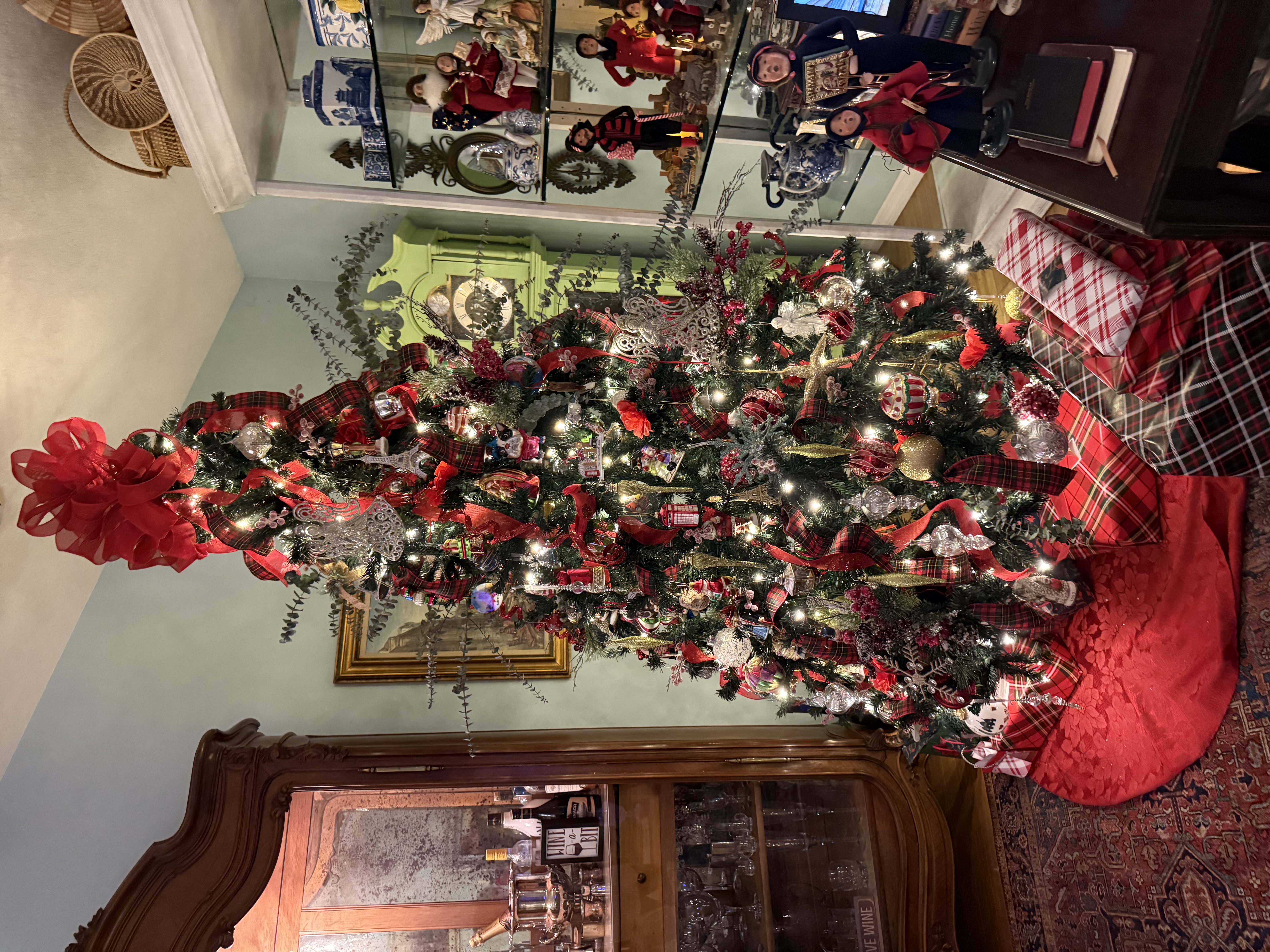 MADELINE CAN DECORATE YOUR HOME FOR THE HOLIDAYS interior by Madeline’s Chic Interiors